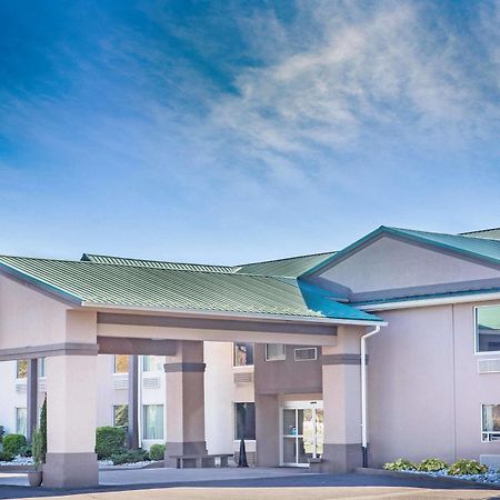 Baymont By Wyndham Bartonsville Poconos Екстериор снимка